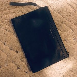 Want les essentials clutch